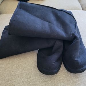 Women's 7 1/2 black boots, fuzzy lining, see picture for wear.